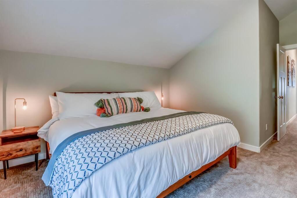 New Tri-Level Home With Ocean View And 3 En-Suite Bedrooms! Depoe Bay Extérieur photo