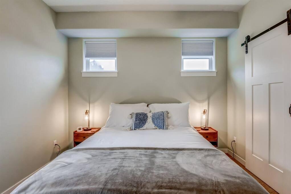 New Tri-Level Home With Ocean View And 3 En-Suite Bedrooms! Depoe Bay Extérieur photo