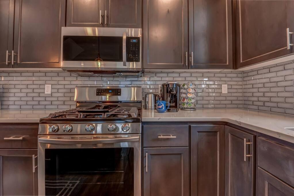 New Tri-Level Home With Ocean View And 3 En-Suite Bedrooms! Depoe Bay Extérieur photo