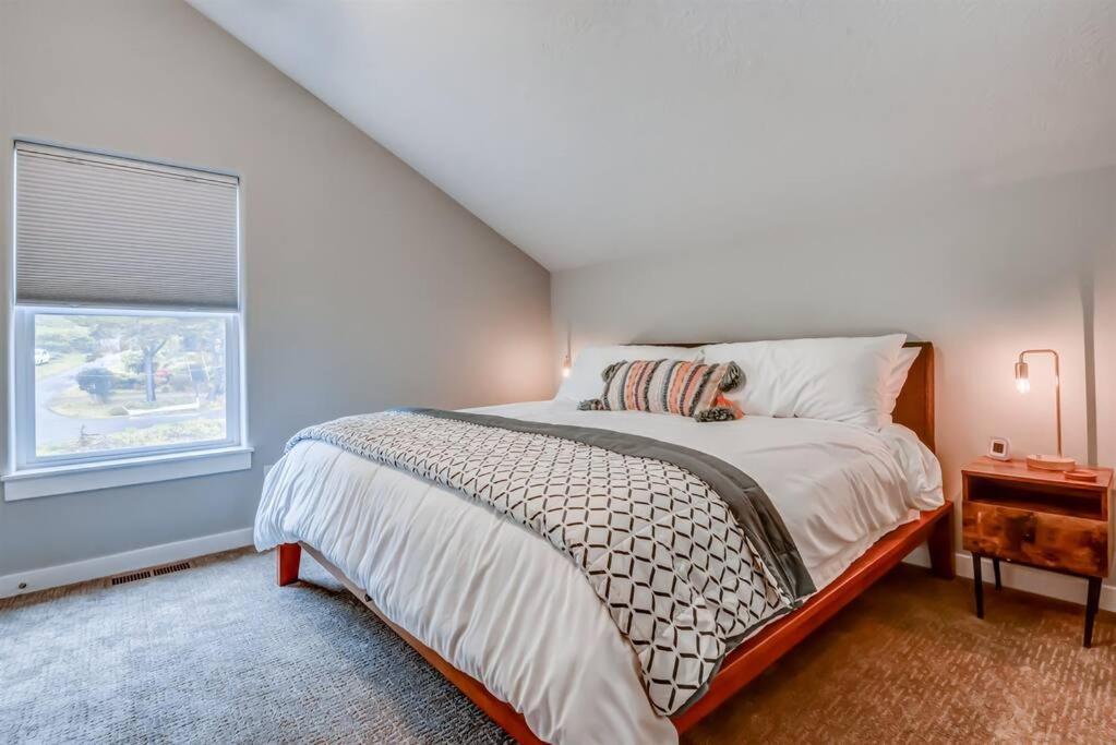 New Tri-Level Home With Ocean View And 3 En-Suite Bedrooms! Depoe Bay Extérieur photo