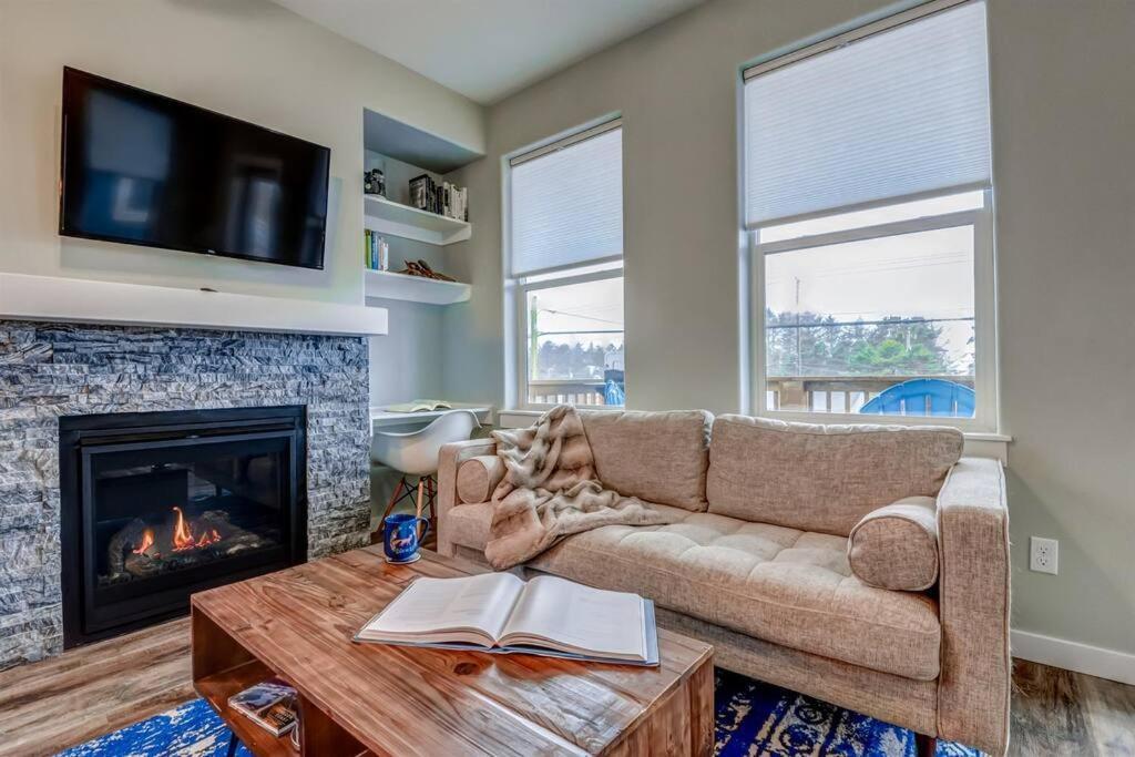 New Tri-Level Home With Ocean View And 3 En-Suite Bedrooms! Depoe Bay Extérieur photo