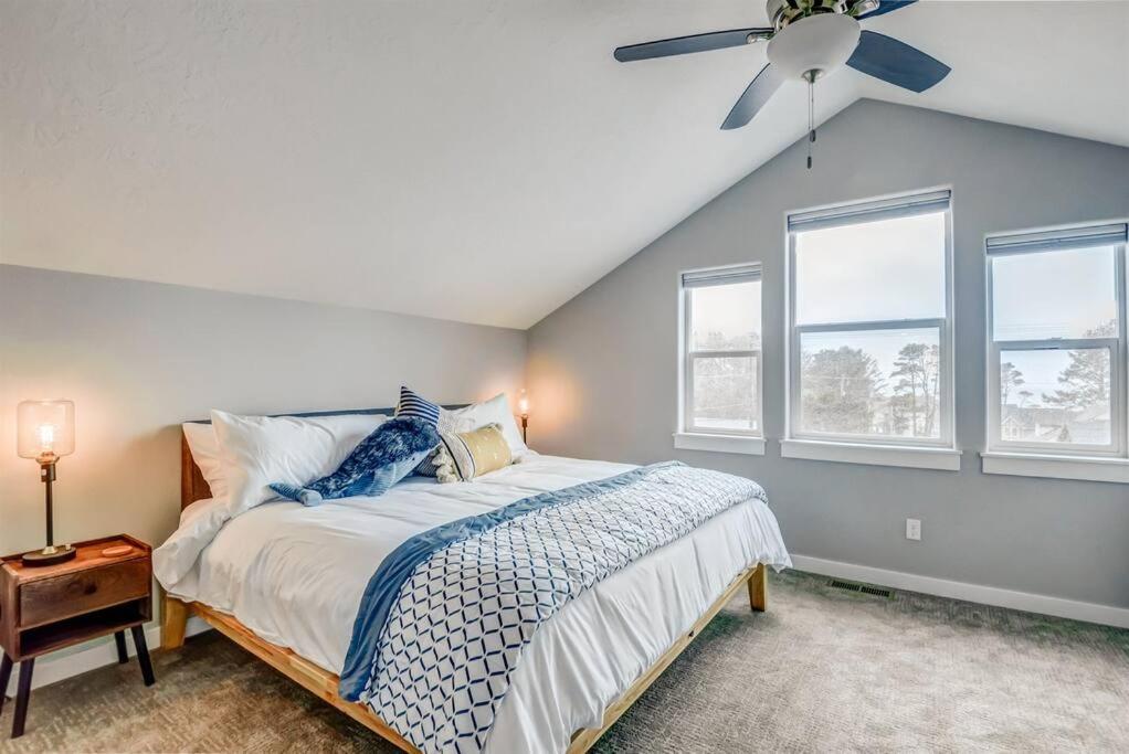 New Tri-Level Home With Ocean View And 3 En-Suite Bedrooms! Depoe Bay Extérieur photo