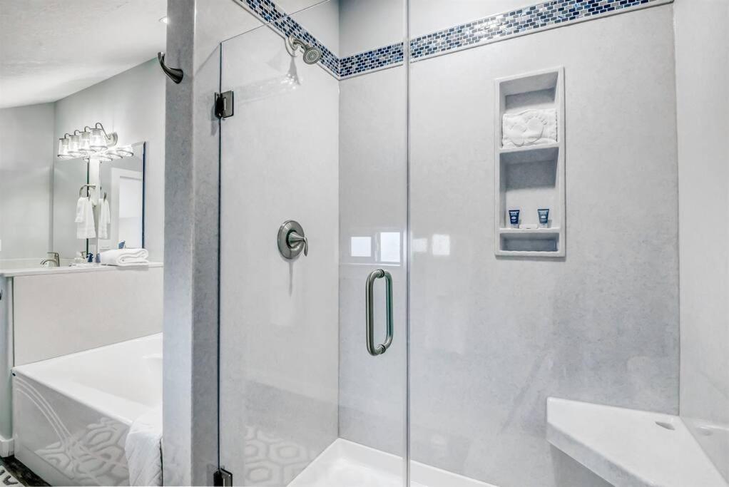 New Tri-Level Home With Ocean View And 3 En-Suite Bedrooms! Depoe Bay Extérieur photo