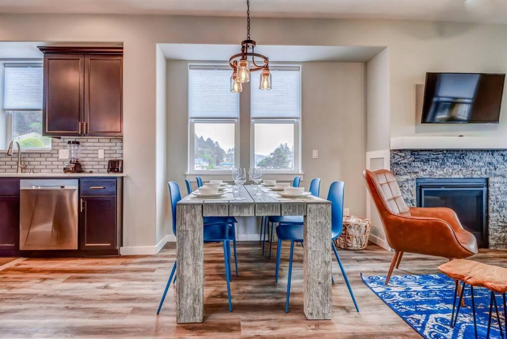 New Tri-Level Home With Ocean View And 3 En-Suite Bedrooms! Depoe Bay Extérieur photo