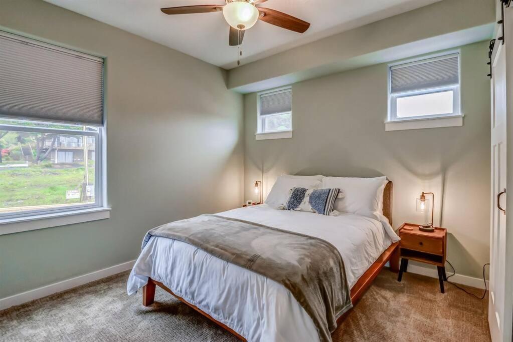New Tri-Level Home With Ocean View And 3 En-Suite Bedrooms! Depoe Bay Extérieur photo