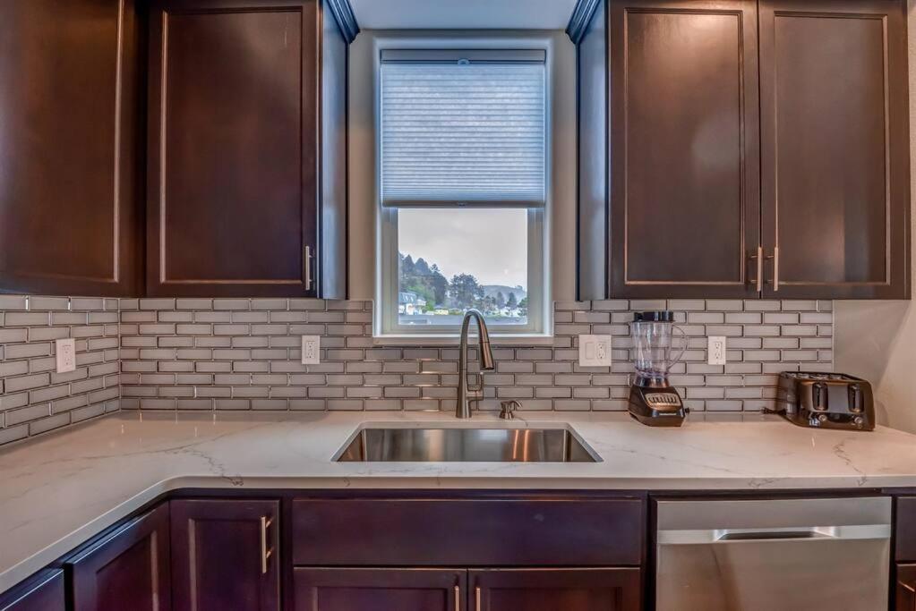 New Tri-Level Home With Ocean View And 3 En-Suite Bedrooms! Depoe Bay Extérieur photo