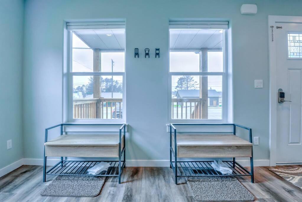 New Tri-Level Home With Ocean View And 3 En-Suite Bedrooms! Depoe Bay Extérieur photo