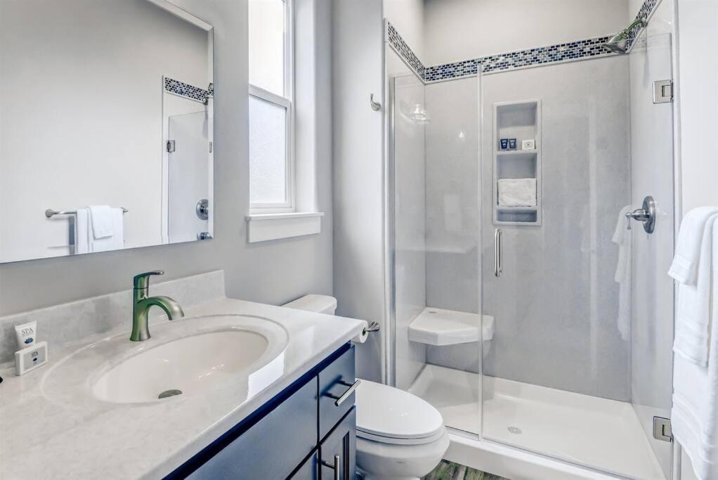 New Tri-Level Home With Ocean View And 3 En-Suite Bedrooms! Depoe Bay Extérieur photo