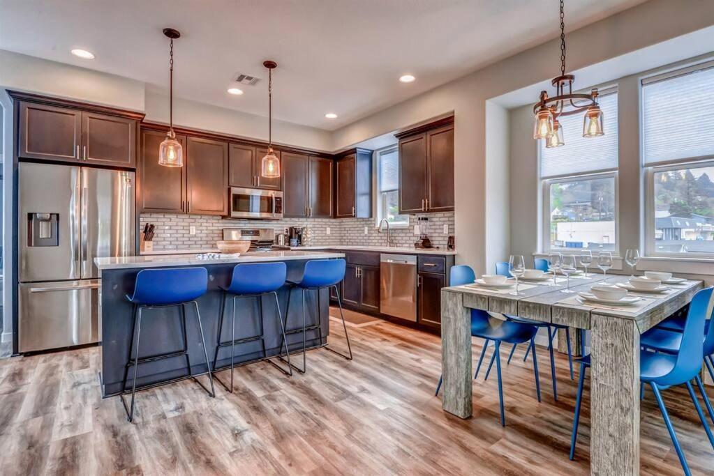 New Tri-Level Home With Ocean View And 3 En-Suite Bedrooms! Depoe Bay Extérieur photo