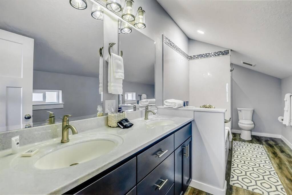 New Tri-Level Home With Ocean View And 3 En-Suite Bedrooms! Depoe Bay Extérieur photo