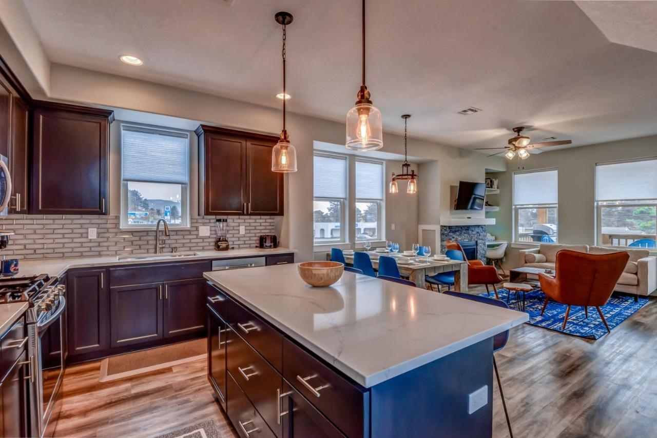 New Tri-Level Home With Ocean View And 3 En-Suite Bedrooms! Depoe Bay Extérieur photo